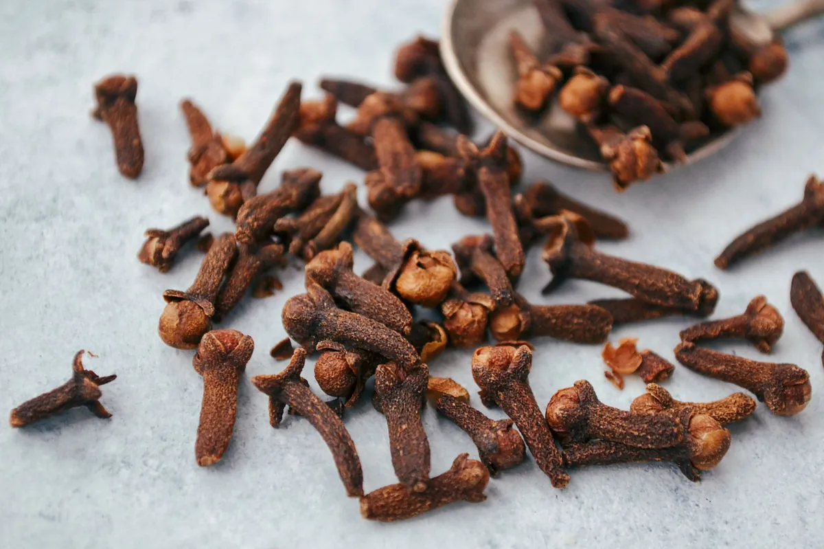 Whole cloves with intact crown heads, representative photograph
